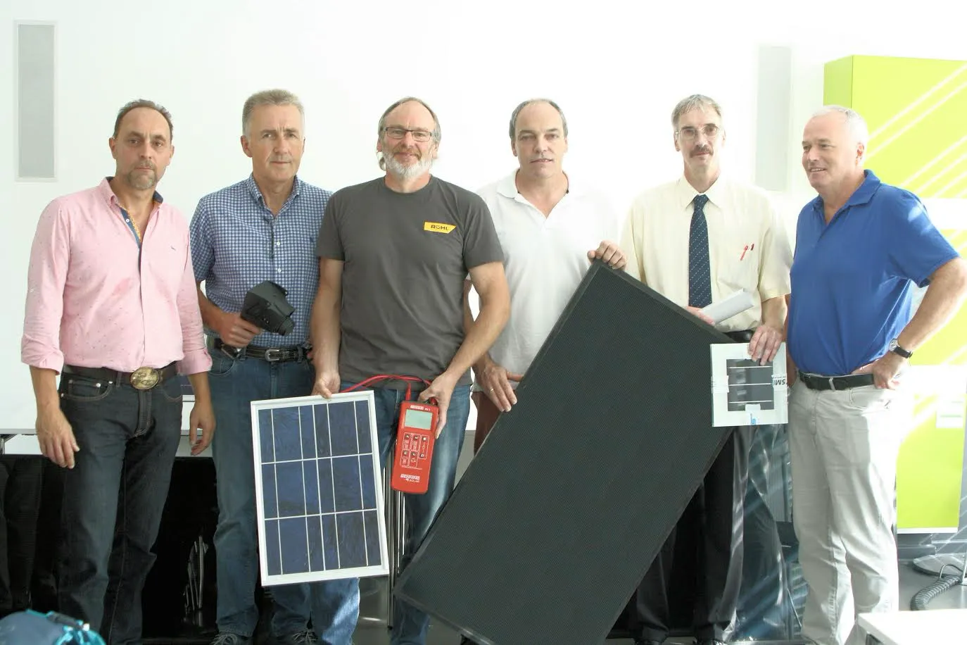 Mit Diagnosegerät und Modulen kamen an der THM zusammen (von links nach rechts): Projektleiter Prof. Dr. Harald Weigand (THM), Wilfried Rühl (Geschäftsführer, Rühl Solar), Matthias Dax (PV-Service, Rühl Solar), Wolfgang Pfeiffer (Techn. Betriebsleiter AWLD), Dr. Jörg Glatthaar (THM) und Bernhard Jehle (Geschäftsführer, ZME). Foto: THM